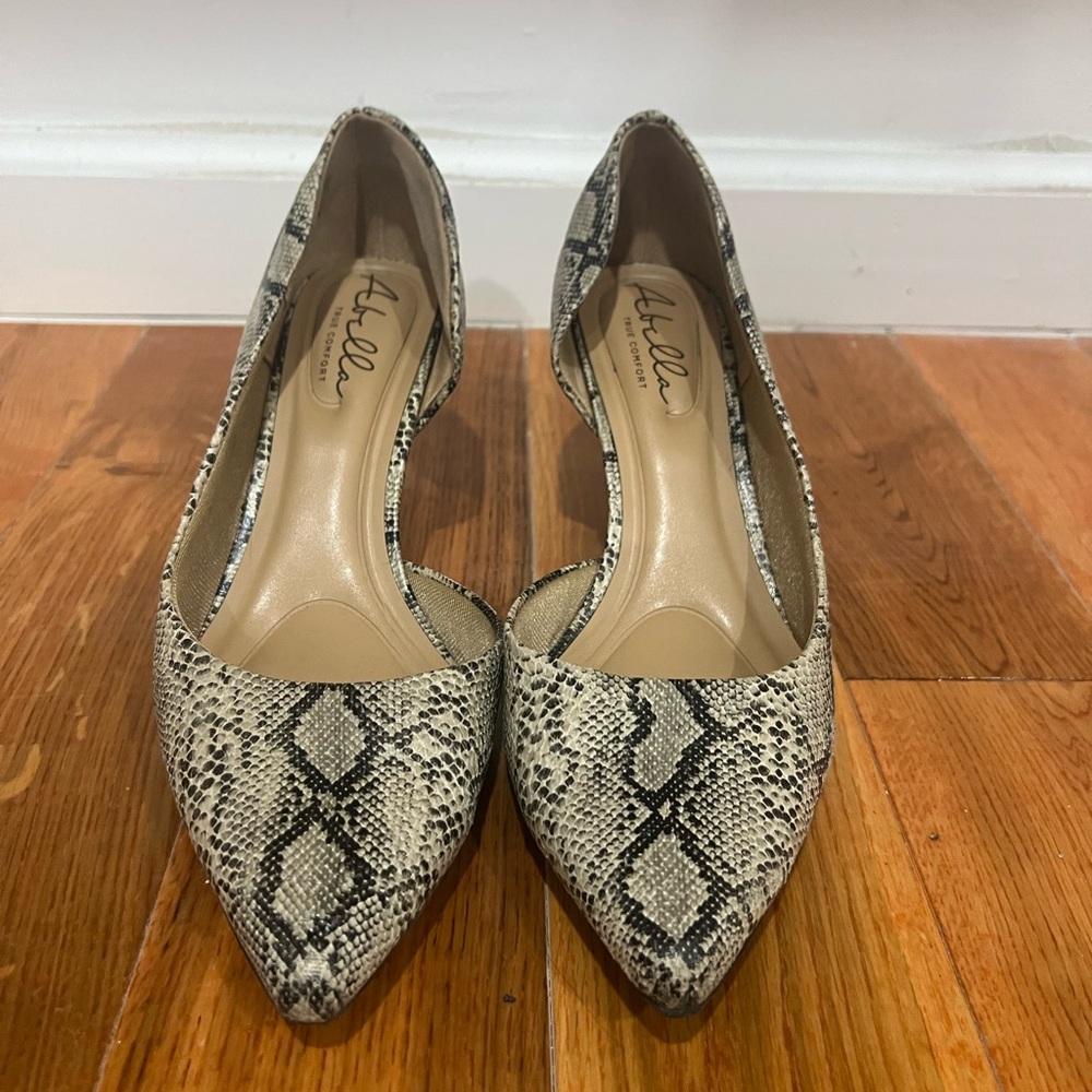 Snakeskin pointed heal